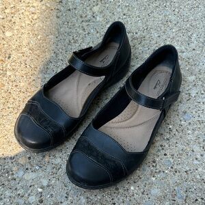 Clarks women’s mary jane black flats size 7